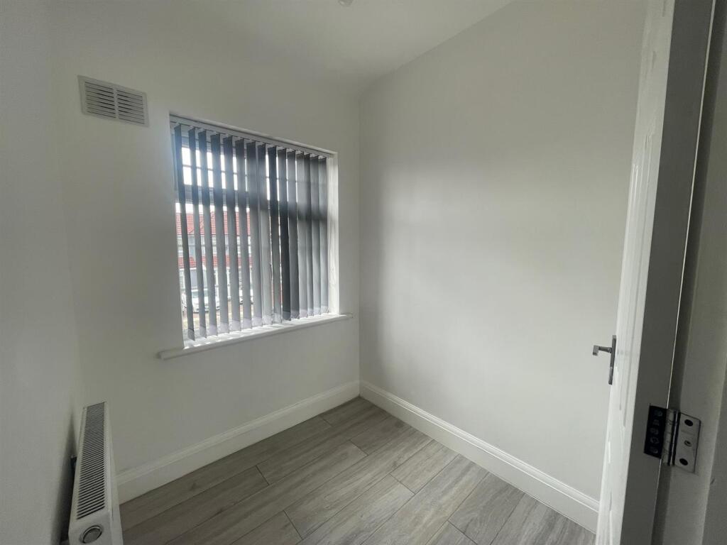 4 bed Mid Terraced House for rent in Southall. From Parkfields Estates - Southfield