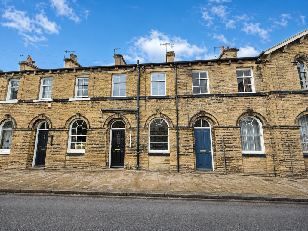 2 bed Mid Terraced House for rent in Shipley. From KM Maxfield Ltd - Saltaire 2 bed Mid Terraced House for rent in Shipley. From KM Maxfield Ltd - Saltaire