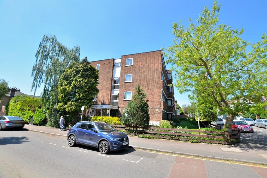2 bed Apartment for rent in Wanstead. From Spencer Munson