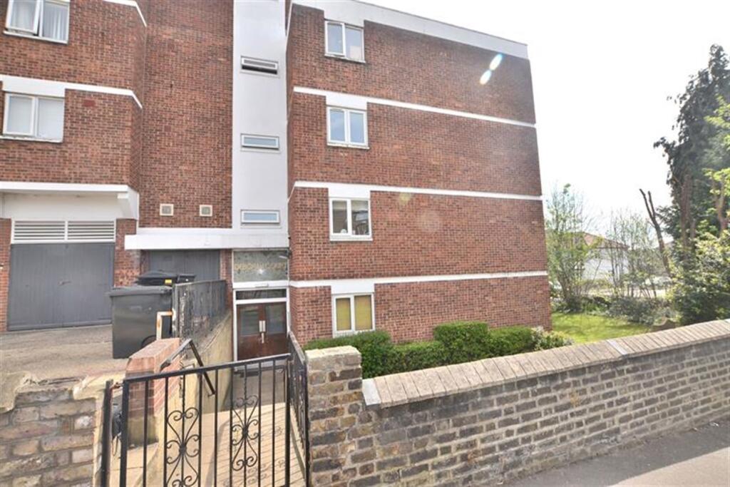 2 bed Apartment for rent in Woodford. From Spencer Munson Property Services - South Woodford