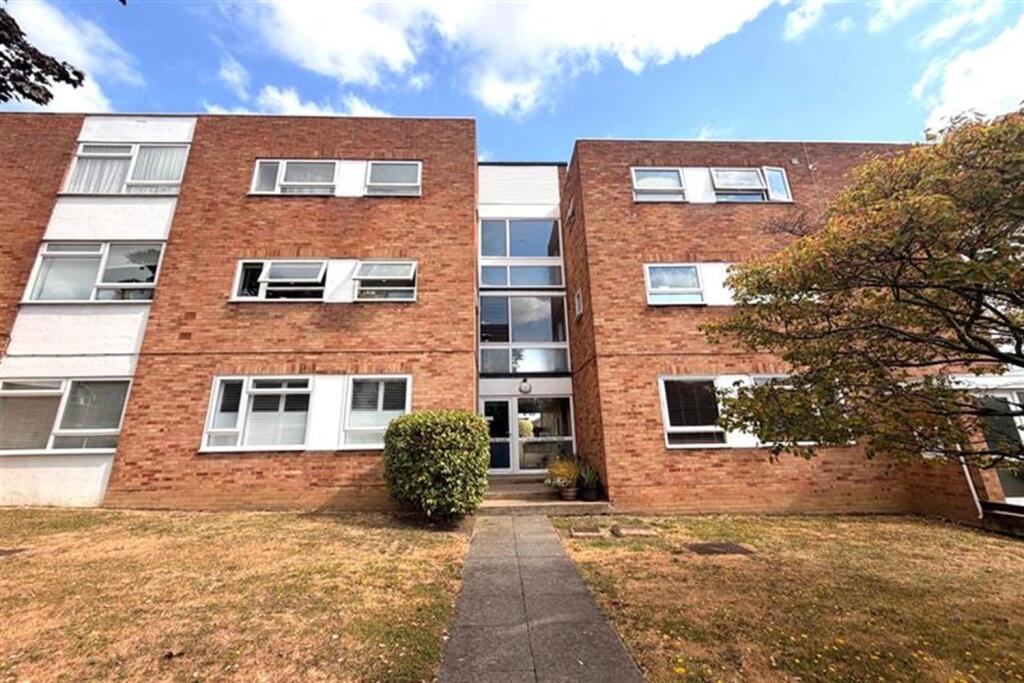 2 bed Apartment for rent in Woodford. From Spencer Munson Property Services - South Woodford