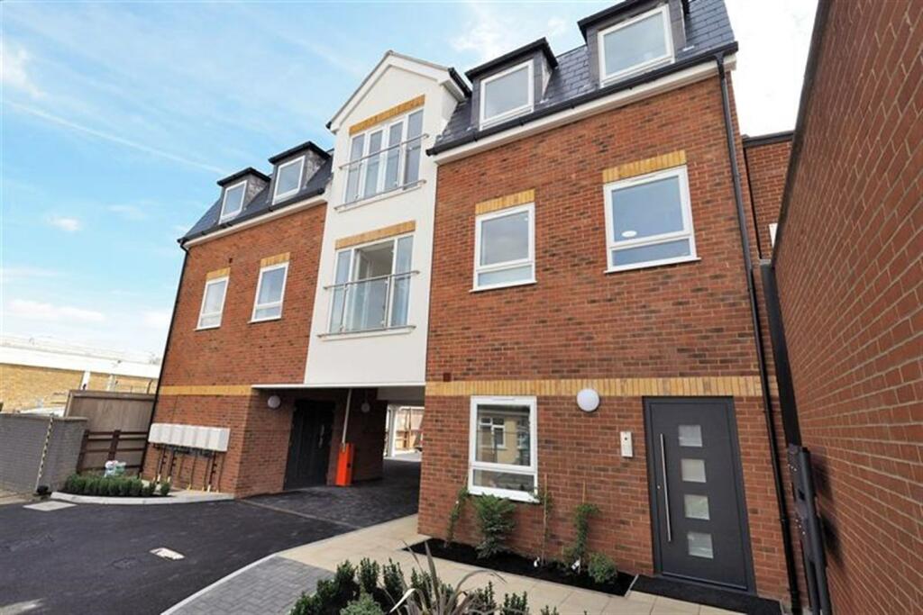 2 bed Apartment for rent in Loughton. From Spencer Munson