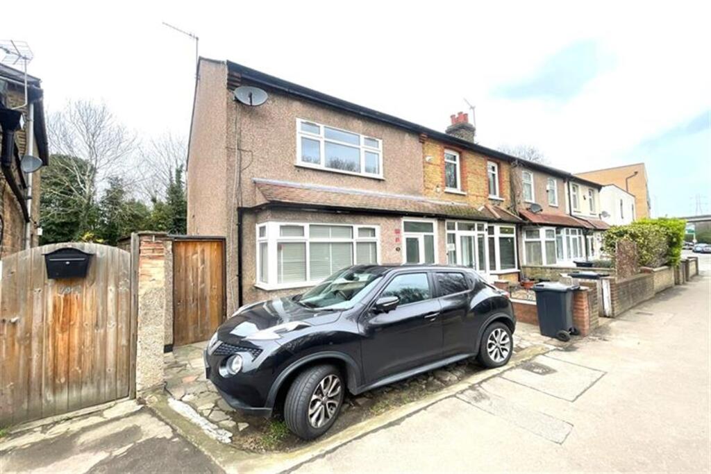 2 bed End of Terrace for rent in Woodford. From Spencer Munson