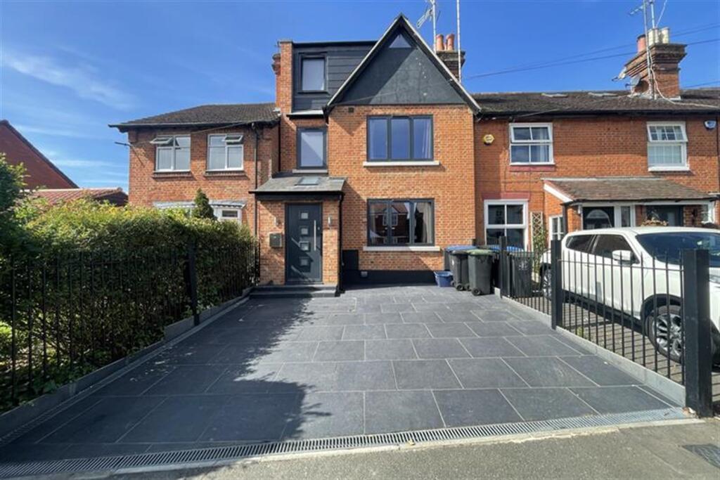 4 bed Mid Terraced House for rent in Loughton. From Spencer Munson