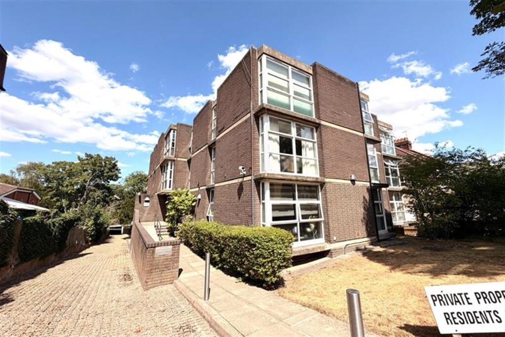 2 bed Apartment for rent in Woodford. From Spencer Munson