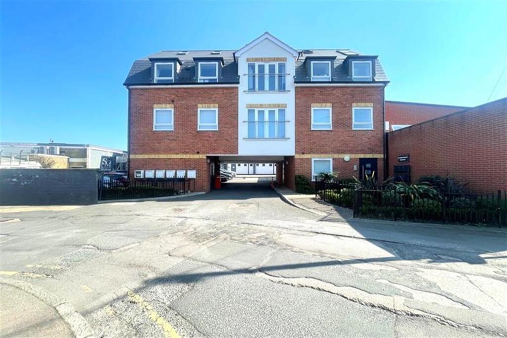 2 bed Apartment for rent in Loughton. From Spencer Munson