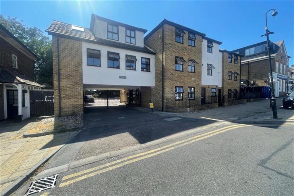 2 bed Apartment for rent in Woodford. From Spencer Munson
