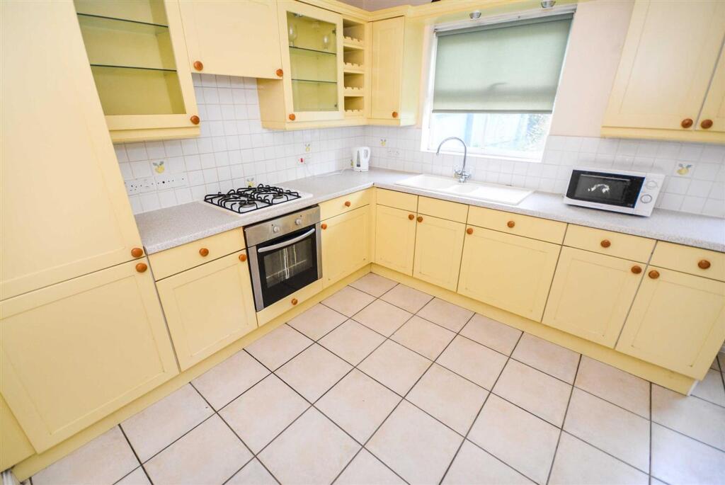 3 bed Mid Terraced House for rent in Cardiff. From Harry Harper Sales & Lettings - Cathays