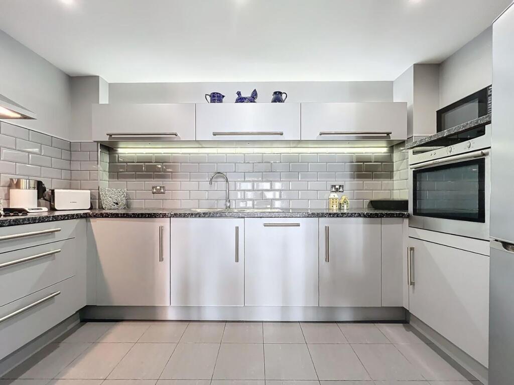 2 bed Apartment for rent in Penarth. From Harry Harper Sales & Lettings - Cathays