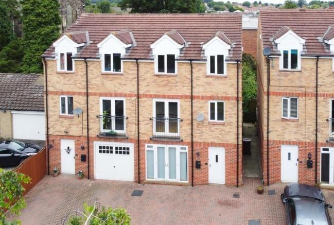 4 bed Detached for rent in Scholes. From Linley & Simpson - Roundhay 4 bed Detached for rent in Scholes. From Linley & Simpson - Roundhay