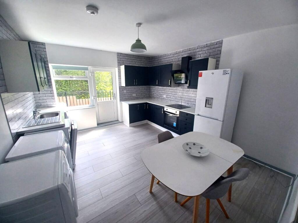 3 bed 1st Floor Flat for rent in Leeds. From Linley & Simpson - Roundhay