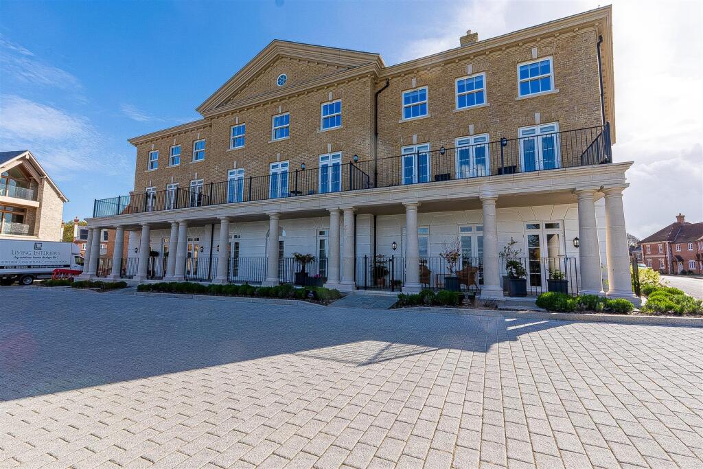 3 bed 1st Floor Flat for rent in . From Edwards - Ferndown