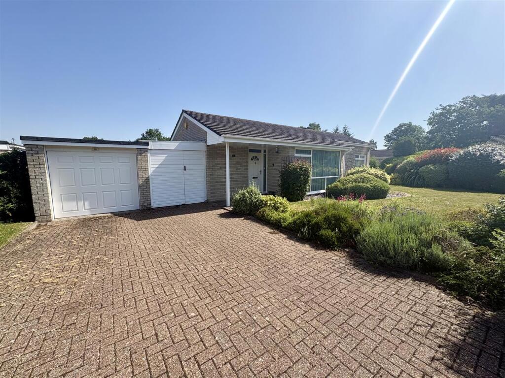 3 bed Detached bungalow for rent in Ferndown. From Edwards - Ferndown