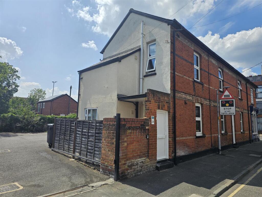 2 bed End of Terrace for rent in Chertsey. From Pearce and Co Estate Agents 2 bed End of Terrace for rent in Chertsey. From Pearce and Co Estate Agents