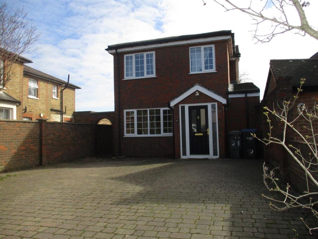 3 bed Detached for rent in Chertsey. From Pearce and Co Estate Agents