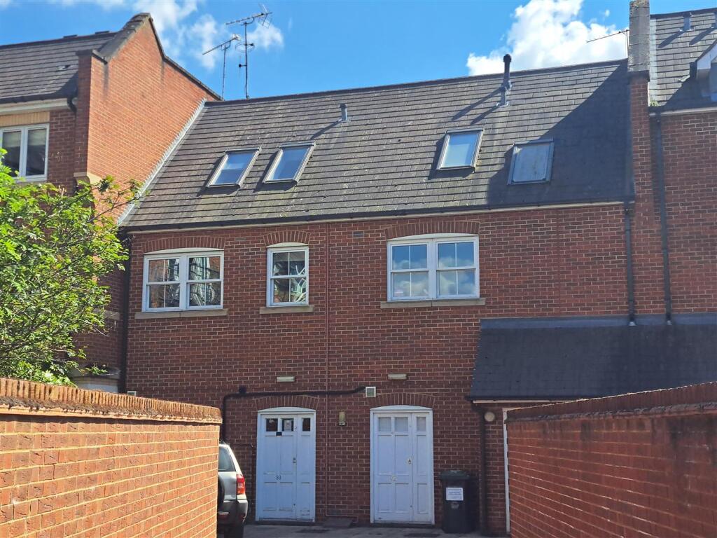 3 bed Apartment for rent in Egham. From Pearce and Co Estate Agents