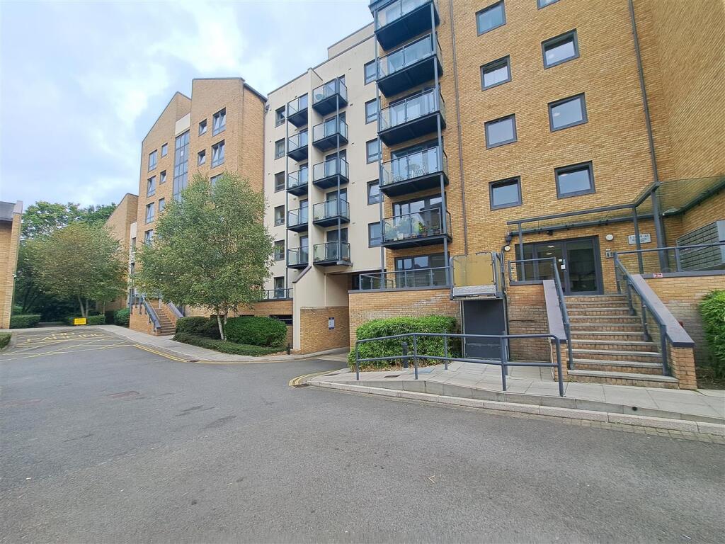 1 bed Apartment for rent in Woking. From Pearce and Co Estate Agents