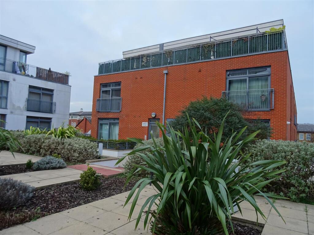 1 bed Apartment for rent in Chertsey. From Pearce and Co Estate Agents