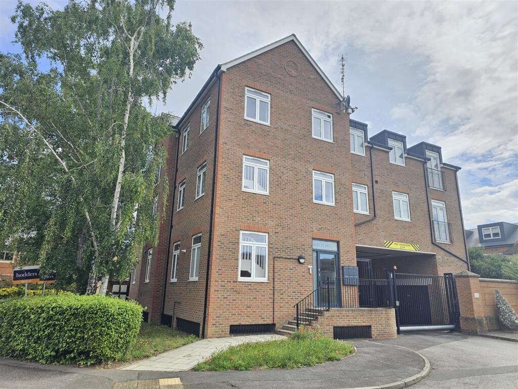1 bed Apartment for rent in Chertsey. From Pearce and Co Estate Agents