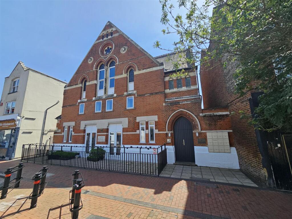 2 bed Apartment for rent in Chertsey. From Pearce and Co Estate Agents