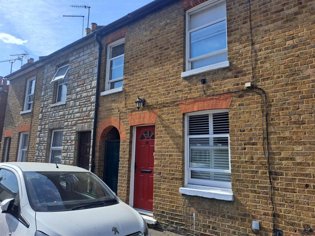 2 bed Cottage for rent in Chertsey. From Pearce and Co Estate Agents 2 bed Cottage for rent in Chertsey. From Pearce and Co Estate Agents