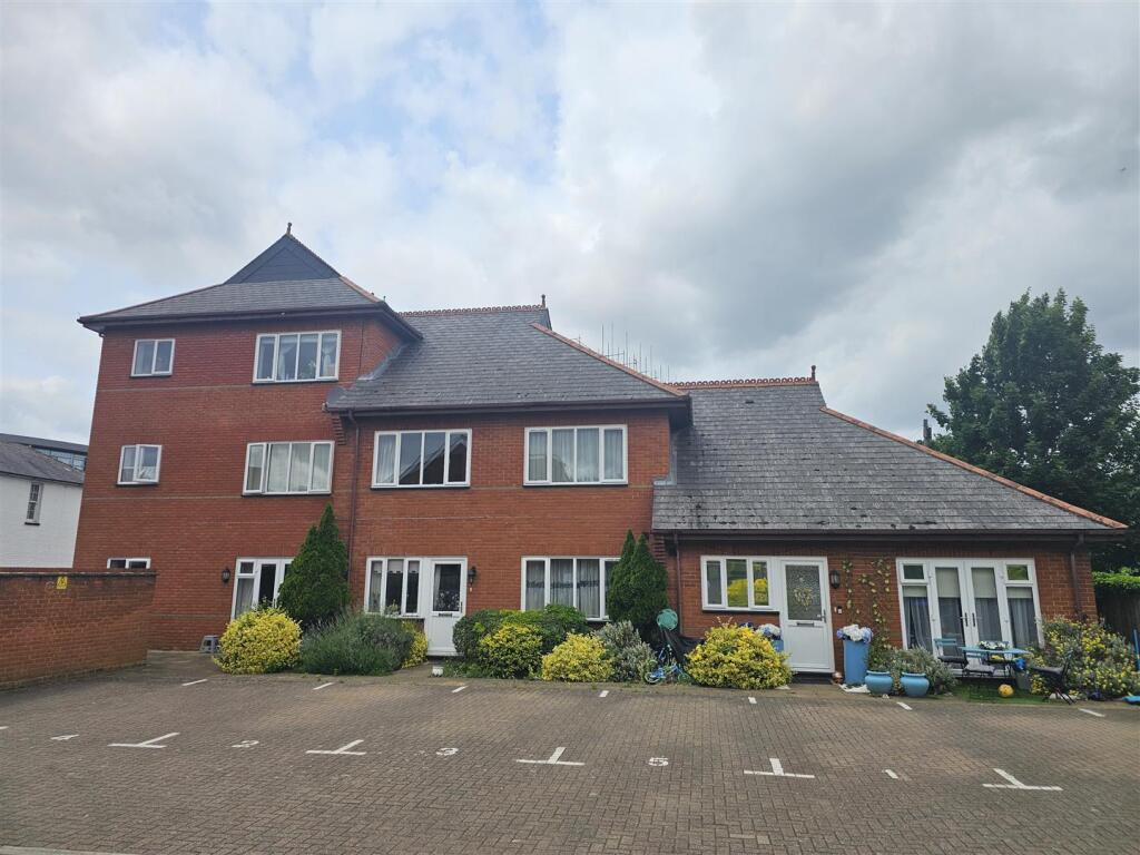 2 bed Apartment for rent in Addlestone. From Pearce and Co Estate Agents