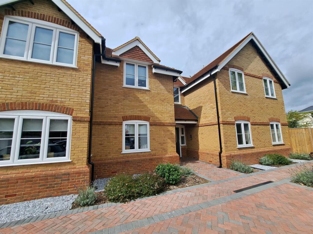 2 bed Apartment for rent in East Molesey. From Pearce and Co Estate Agents