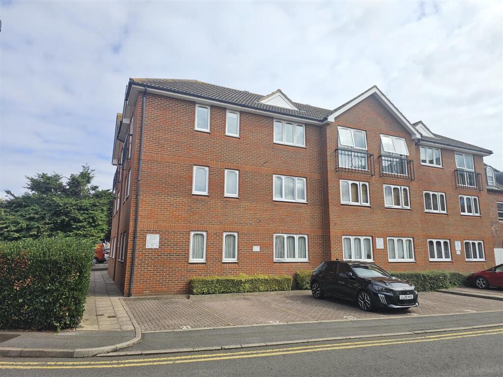 1 bed Apartment for rent in Chertsey. From Pearce and Co Estate Agents