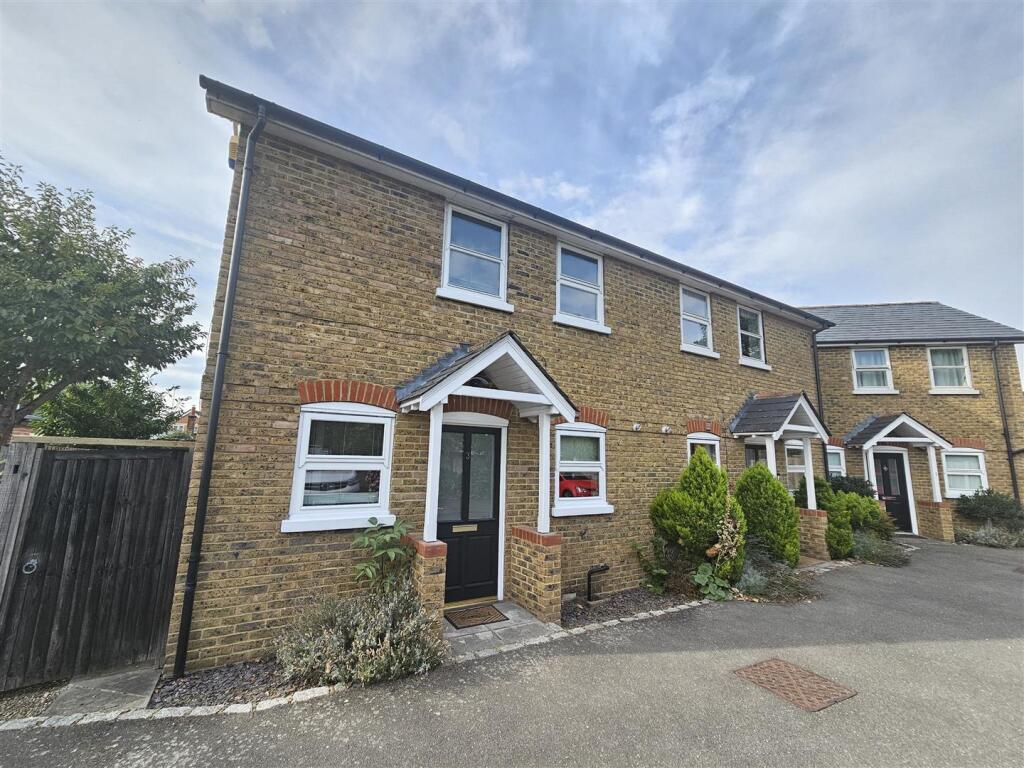 2 bed Semi Detached for rent in Chertsey. From Pearce and Co Estate Agents 2 bed Semi Detached for rent in Chertsey. From Pearce and Co Estate Agents