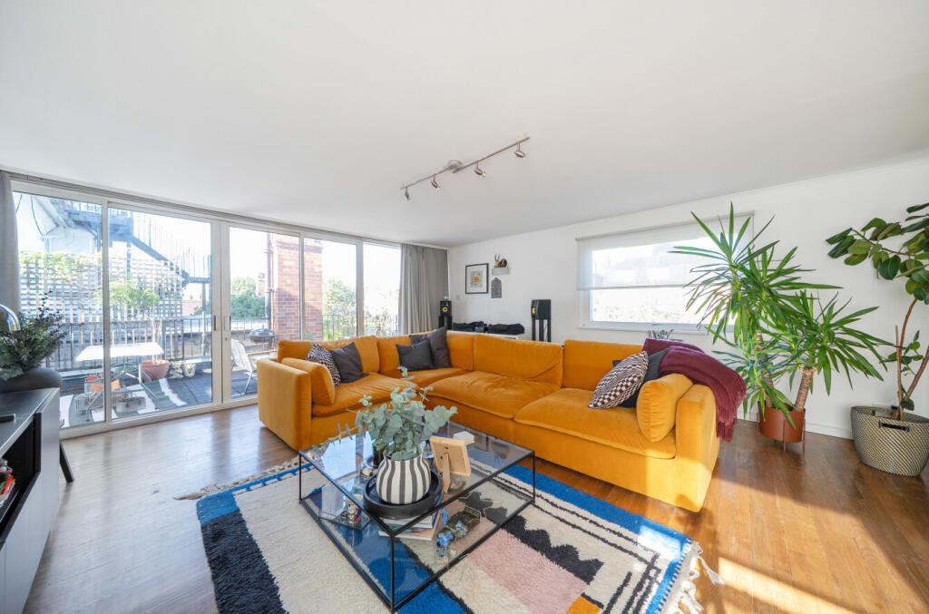 2 bed Penthouse for rent in Hampstead. From Dutch & Dutch - West Hampstead