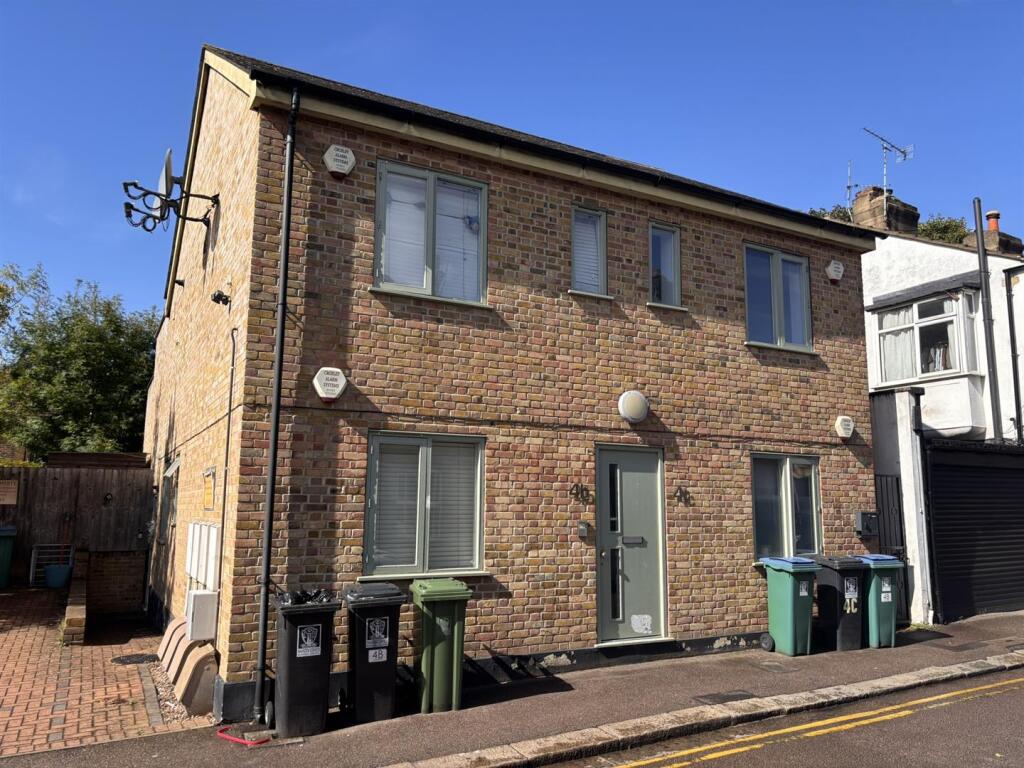 2 bed 1st Floor Flat for rent in Watford. From Wenlock and Taylor
