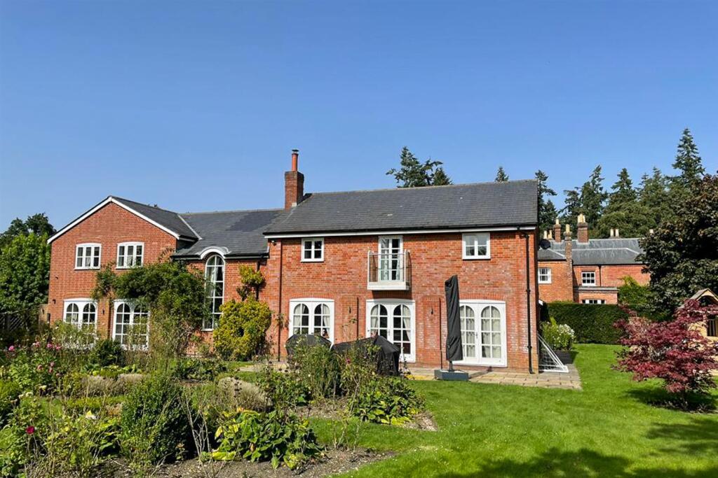 5 bed Country House for rent in Ibsley. From Spencers of the New Forest - Lymington