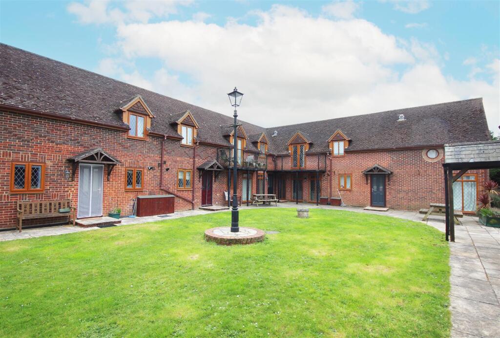 3 bed Mid Terraced House for rent in Lymington. From Spencers of the New Forest - Lymington