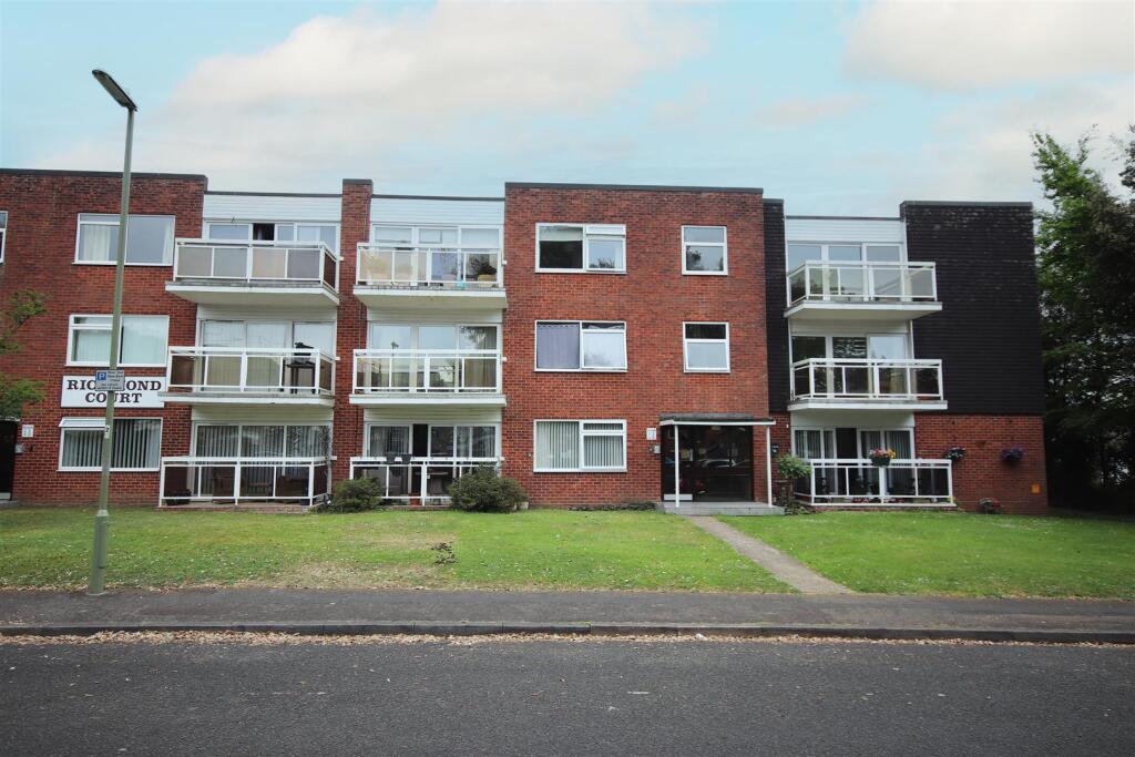 3 bed Apartment for rent in New Milton. From Spencers of the New Forest - Lymington