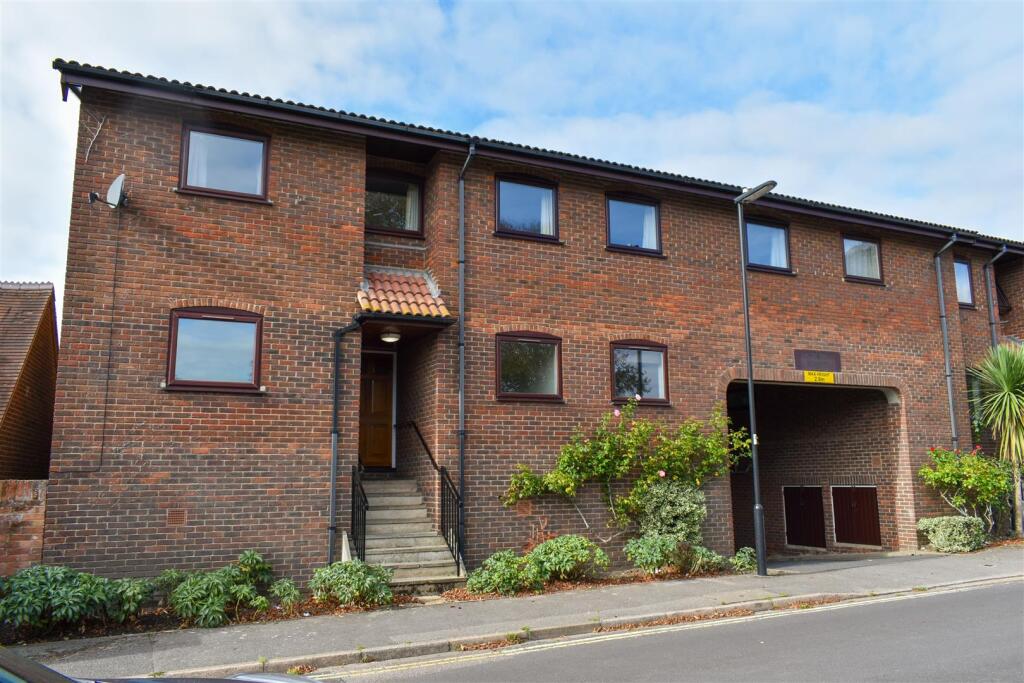 2 bed Apartment for rent in Lymington. From Spencers of the New Forest - Lymington