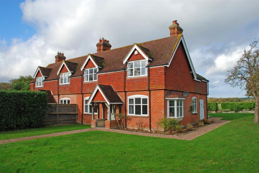 4 bed Semi Detached for rent in East End. From Spencers of the New Forest - Lymington 4 bed Semi Detached for rent in East End. From Spencers of the New Forest - Lymington