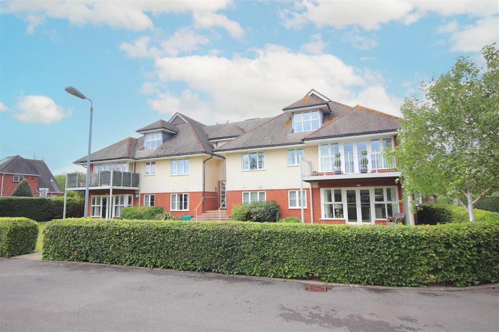 2 bed Apartment for rent in Lymington. From Spencers of the New Forest - Lymington 2 bed Apartment for rent in Lymington. From Spencers of the New Forest - Lymington