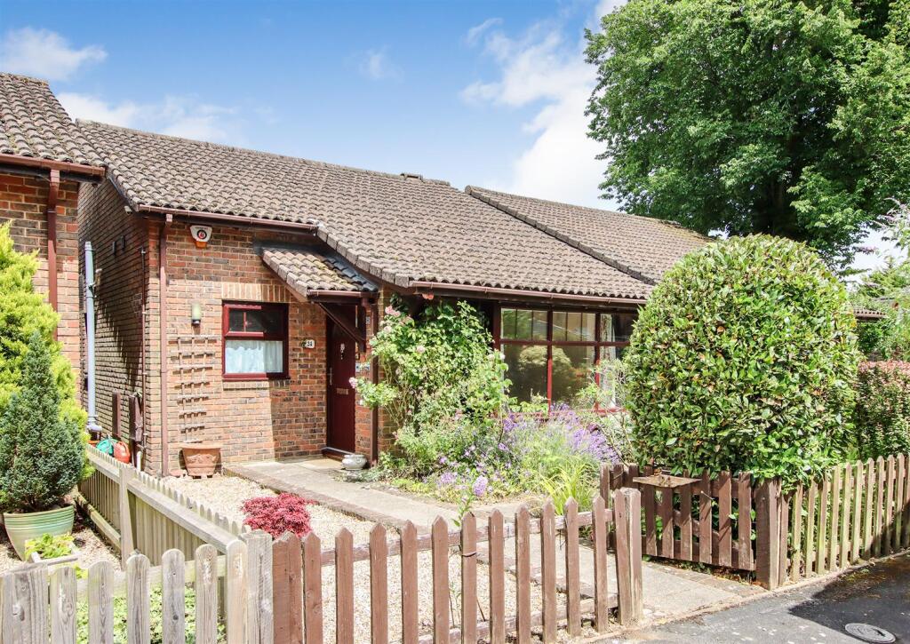 2 bed Bungalow for rent in Lymington. From Spencers of the New Forest - Lymington 2 bed Bungalow for rent in Lymington. From Spencers of the New Forest - Lymington