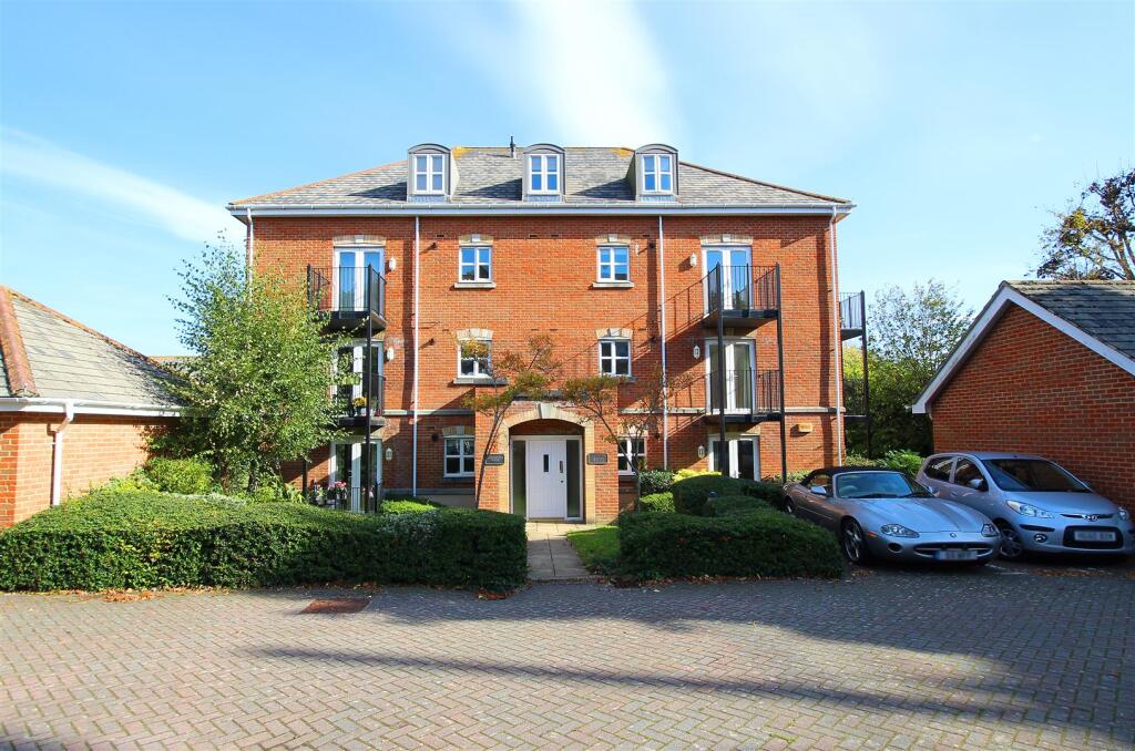 2 bed Apartment for rent in Lymington. From Spencers of the New Forest - Lymington 2 bed Apartment for rent in Lymington. From Spencers of the New Forest - Lymington