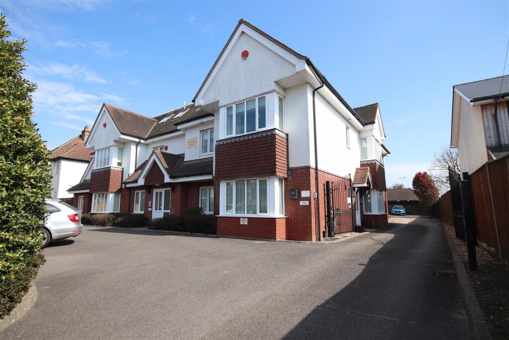 2 bed Apartment for rent in Lymington. From Spencers of the New Forest - Lymington