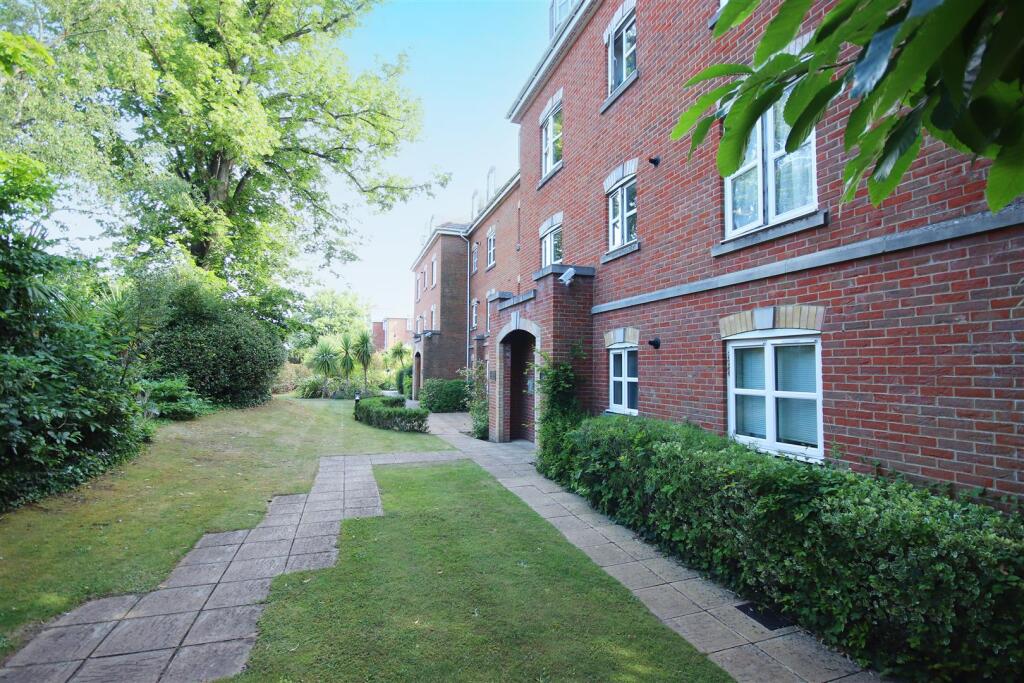 2 bed Apartment for rent in Lymington. From Spencers of the New Forest - Lymington 2 bed Apartment for rent in Lymington. From Spencers of the New Forest - Lymington