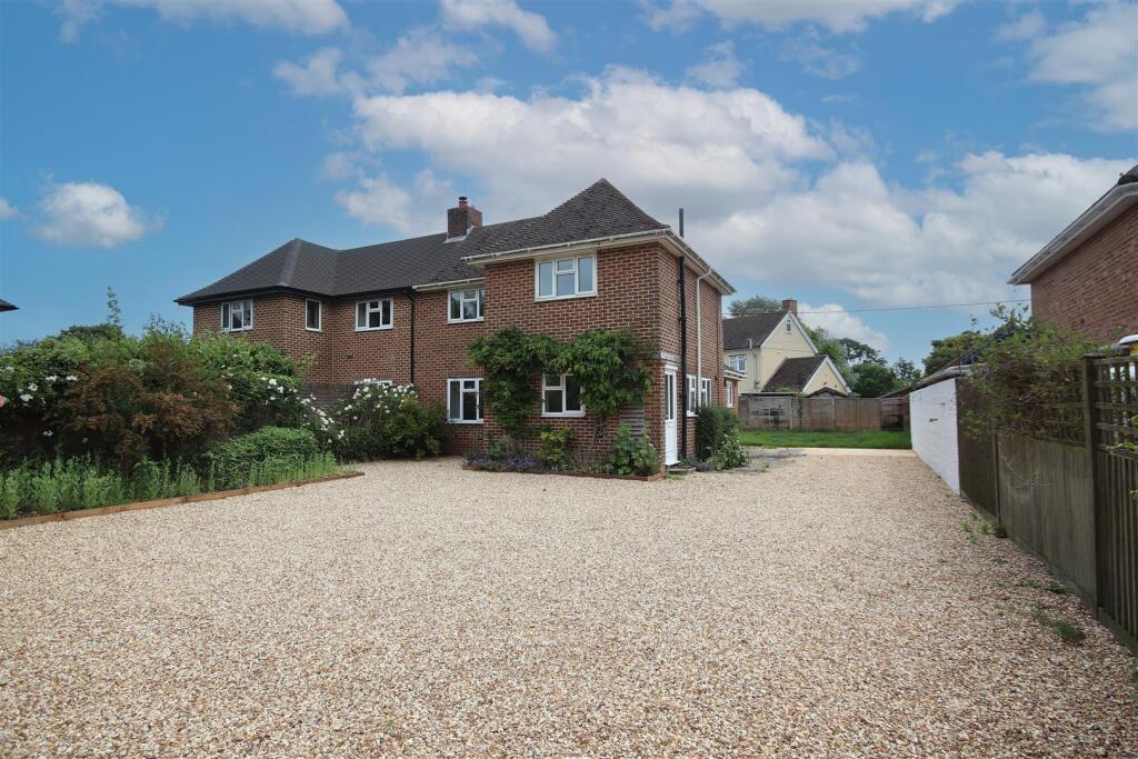 3 bed Semi Detached for rent in Pilley. From Spencers of the New Forest - Lymington 3 bed Semi Detached for rent in Pilley. From Spencers of the New Forest - Lymington