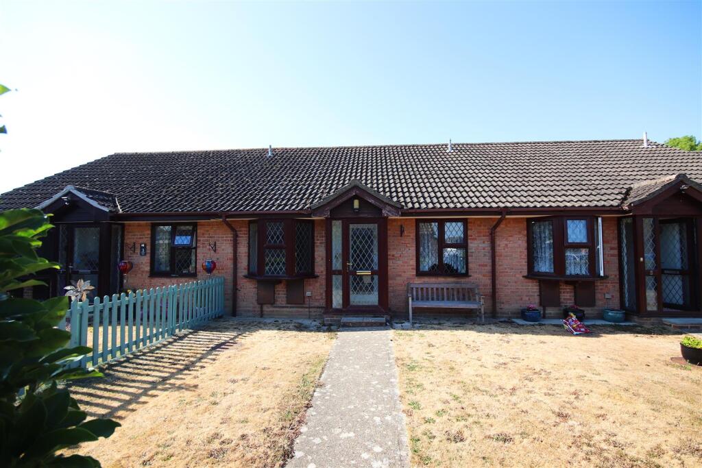 2 bed Bungalow for rent in Hordle. From Spencers of the New Forest - Lymington 2 bed Bungalow for rent in Hordle. From Spencers of the New Forest - Lymington