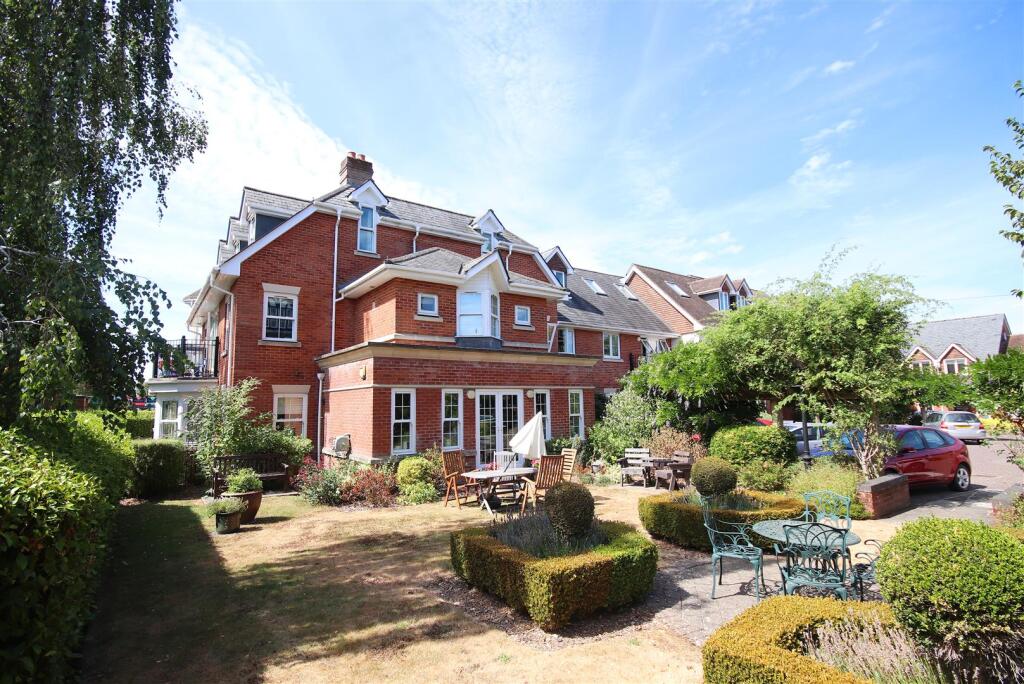 2 bed Apartment for rent in Brockenhurst. From Spencers of the New Forest - Lymington 2 bed Apartment for rent in Brockenhurst. From Spencers of the New Forest - Lymington