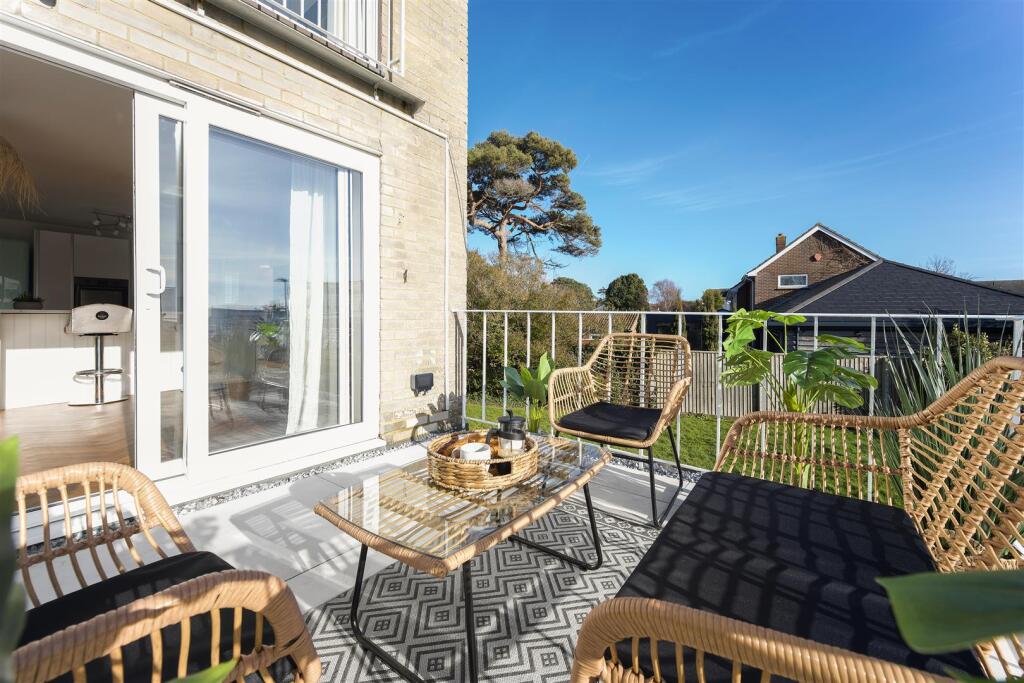 2 bed Apartment for rent in Winkton. From Spencers of the New Forest - Lymington 2 bed Apartment for rent in Winkton. From Spencers of the New Forest - Lymington