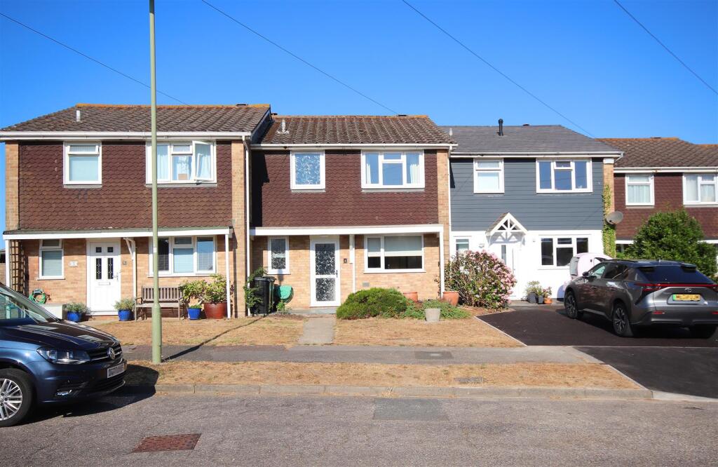 3 bed Mid Terraced House for rent in Milford on Sea. From Spencers of the New Forest - Lymington 3 bed Mid Terraced House for rent in Milford on Sea. From Spencers of the New Forest - Lymington