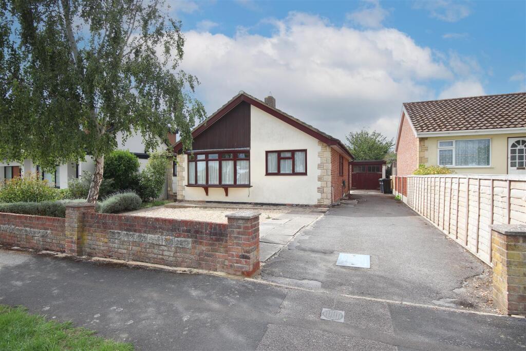 3 bed Bungalow for rent in Lymington. From Spencers of the New Forest - Lymington 3 bed Bungalow for rent in Lymington. From Spencers of the New Forest - Lymington