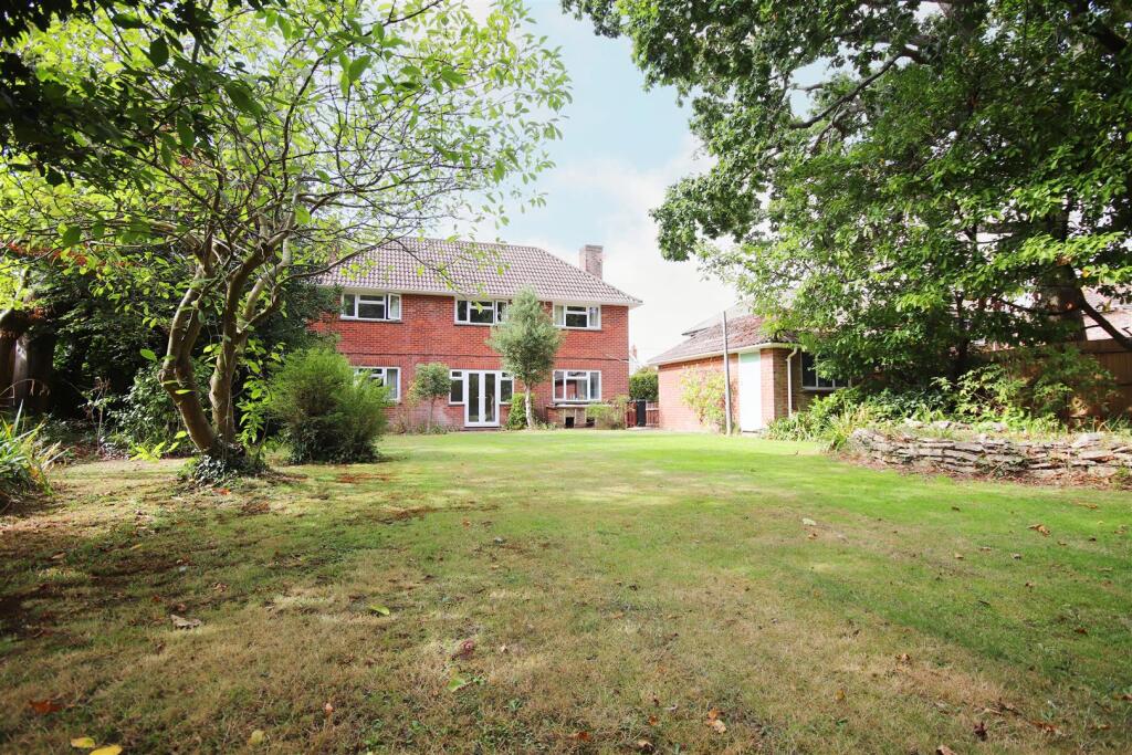 3 bed Detached for rent in New Milton. From Spencers of the New Forest - Lymington 3 bed Detached for rent in New Milton. From Spencers of the New Forest - Lymington