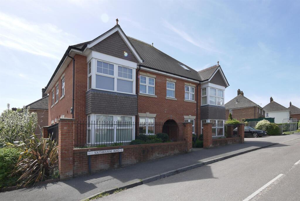 2 bed Apartment for rent in Lymington. From Spencers of the New Forest - Lymington 2 bed Apartment for rent in Lymington. From Spencers of the New Forest - Lymington
