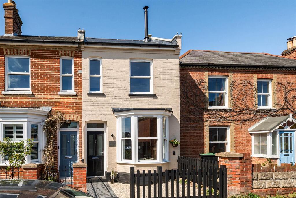 2 bed Mid Terraced House for rent in Lymington. From Spencers of the New Forest - Lymington